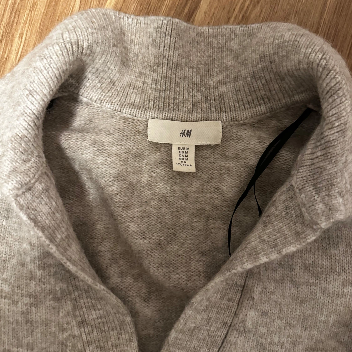 Grå stickad tröja från H&M - 90