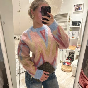 Stickad tröja  - Så cool stickad tröja med mönster med ”hårigt” material, så snygg! 🩷 väldigt varm tröja! Lite liten i storleken! Står storlek L men passar mer än S
