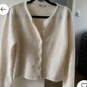 Vit kofta från gina  - Mysig vit kofta från Gina  med knappar framtill. Perfekt för kyliga dagar och enkel att matcha med olika outfits.💞