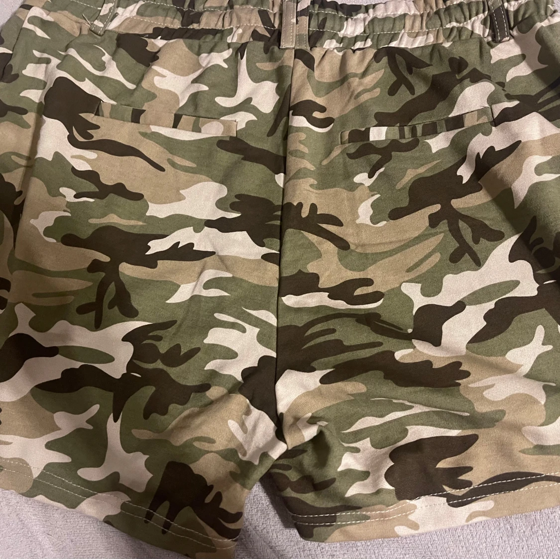 Kamouflagefärgade shorts från new yorker märket  Amisu. - 90