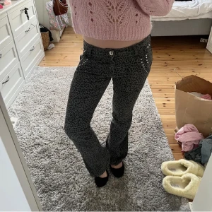  leopardmönstrade jeans  - Snygga grå byxor med leopardmönster och coola nitar vid fickorna. Köparen står för frakten, i storlek S, köpta för mer och typ oanvända!