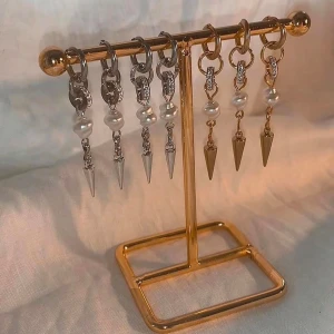 Örhängen  - FAVORITERNA TILLBAKS! BEGRÄNSAT ANTAL! Köp för 99kr/st  Eller  185kr/par  Modell 095