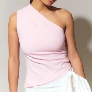 rosa topp - assnygg rosa topp från gina tricot i den perfekta rosa färgen!! helt slutsåld på hemsidan. hör av er för fler bilder eller andra frågor❤️❤️
