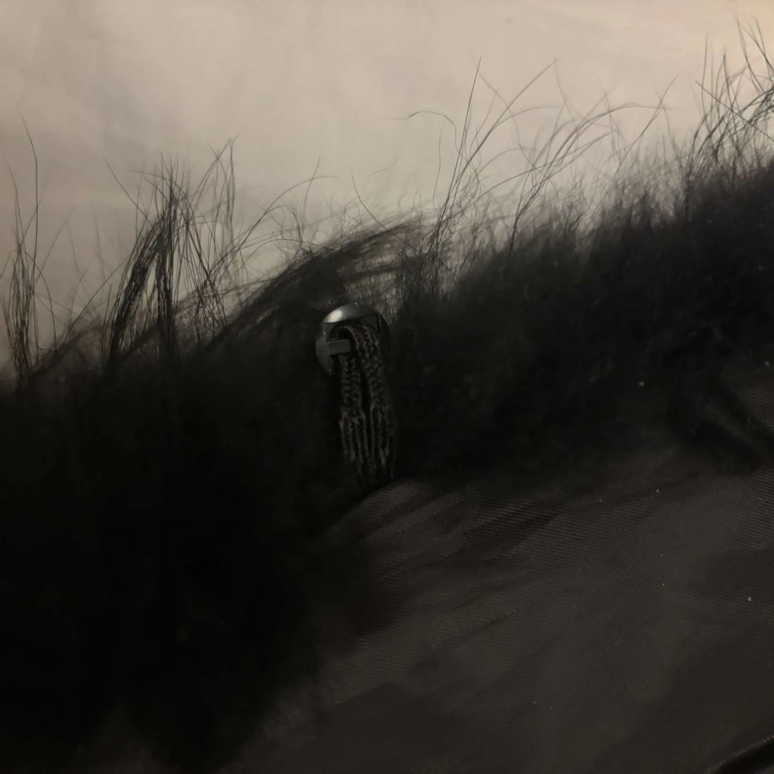 Svart pälsdetalj - 92