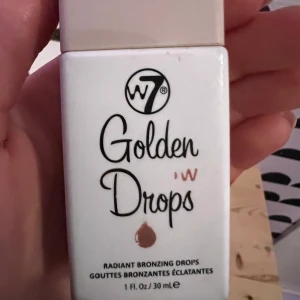 Golden bronz Drops från W7 - Säljer dom här populära bronzing dropsen från w7 då jag inte använder dom längre. Funkar jättebra att blanda med sin kräm för att få en fin tan❤️