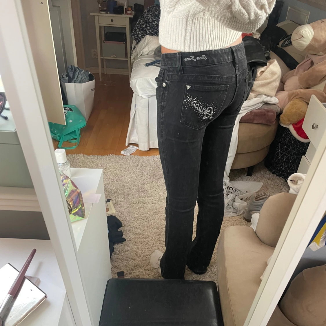 Svarta Guess jeans med broderad detalj