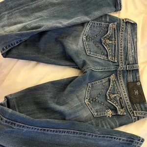 Super snygga miss me jeans! - Hej jag säljer mina miss me jeans, De är bootcut och låg midjade❣️De är köpta här på plick för ca ett halv år sedan, inga defekter förutom att hålet på framsidan har gått upp lite mer men de är ingen stor skillnad💕