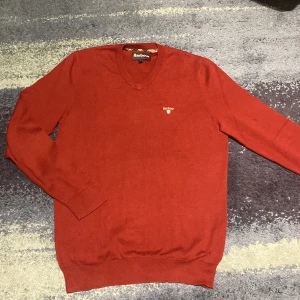 Barbour tröja - Säljer min V ringade barbour tröja. Skicka 10/10 inget tecken på användning ser helt ny ut. Storlek S. Skriv vid minsta fundering!