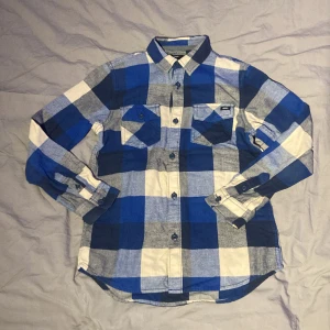Flanellskjorta från vans - Säljer min fina vans skjorta för att den blivit för liten. Storlek M barn. Fint skick! Nypris 500. Kolla gärna in mina andra annonser!