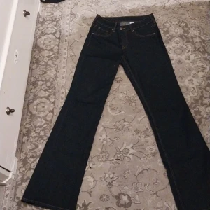 Bootcut jeans i mörk denim - Snygga bootcut jeans i mörk denim från &Denim. De har en låg midja och klassisk femficksdesign med kontrastsömmar. Perfekta för en avslappnad stil.