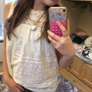 Jättefin Stockholmsstils blus 😇 - En jättefin blus linne.Inga hål eller några defekter.Storlek 36. Superfin att styla till silver smycken och fina jeans!❤️