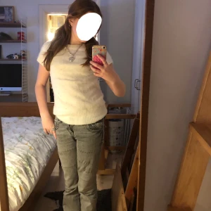 Stickad kortärmad kofta sthlmstil🌸 - Jättefin mjuk stickad kortärmad tröja.Den har små diamanter på som ger en väldigt fin vibe.Den har lite gul defekt på framsidan som man kan se på bild 5,som kanske går bort i tvätten.❤️Tryck gärna på köp nu eller hör av dig om du intresserad!