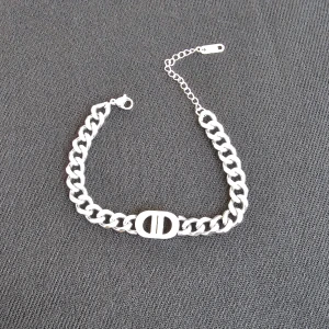 Silverpläterad armband I rostfritt stål  - Snyggt silverpläterad ar I rostfritt stål. Vid köp av matchande halsband erbjuder jag halva priset för denna armband 