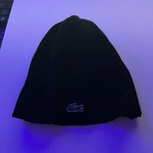 Lacoste mössa - Lacoste mössa i fint skick.