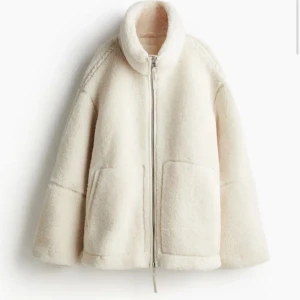 Vit teddyjacka  - Säljer den trendiga, mysiga teddyjackan från H&M. En jacka som fungerar bra både på hösten och under mildare vinterdagar. Använd ca 10 ggr, fint skick! 