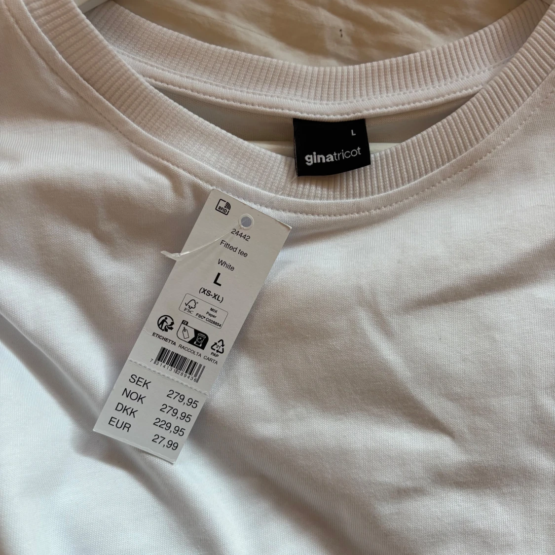 Figursydd t-shirt från Gina Tricot - 90