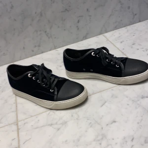 Svarta sneakers med vita sulor - Snygga svarta sneakers med vita sulor och snörning. Perfekta för en avslappnad stil.