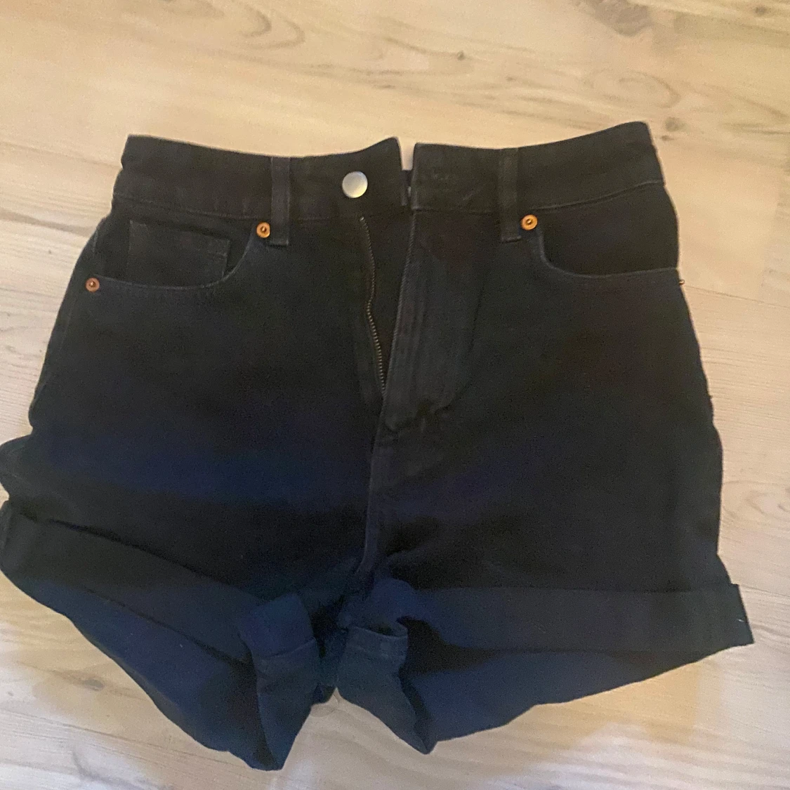 Svarta högmidjade shorts från H&M
