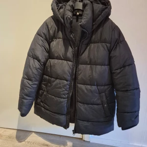 Tjock jacka från H&M - Tjock o fluffig vinterjacka, väldigt bra skick. Svart storlek M.
