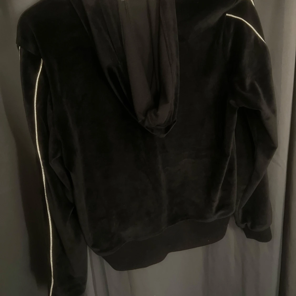 Svart velourjacka från Guess - 91