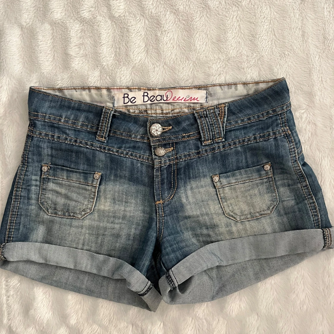 Blå lågmidjade jeansshorts 