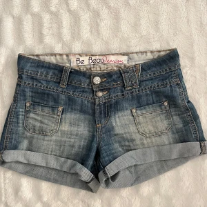 Blå lågmidjade jeansshorts  - Snygga blå jeansshorts man kan vika upp ifall man vill men även ha dom vanligt. Dom är i size 8.