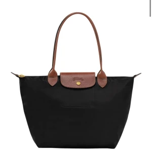 Svart väska från Longchamp - Den populära longchamp väskan. Så snygg, säljer då den inte kommer till användning. Inga defekter men har lite tecken på användning. Nypris är 1500kr. Säljer för 800!! Skriv om ni vill ha fler bilder 💝💝💝28x26,5x15,5 är måtten. 