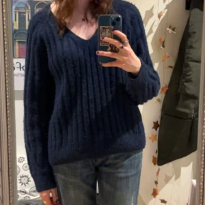 Mörkblå stickad tröja från Gina Tricot - Säljer en snygg mörkblå stickad tröja från Gina Tricot. Tröjan har en v-ringad design. Använd få gånger. Kom gärna med prisförslag! 💕