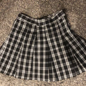 Rutig kjol från hm💗 - Säljer då den inte kommer till användning men är i bra skick och jätte söt💗 ganska liten i midjan