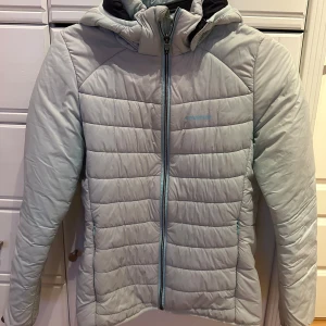Ljusblå jacka från Everest - Snygg ljusblå jacka från Everest med dragkedja och huva. Perfekt för kyligare dagar med sin stilrena design och bekväma passform.