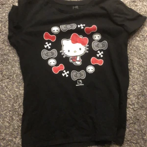 Jätte söt lite emo hello Kitty tröja 🤍 - Säljer då den inte kommer till användning🫶 knappt använd och är i bra skick💋ganska liten för storlek M