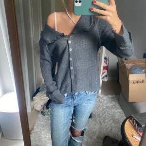 Söt kofta - Så söt stickad kofta med superfin krage och uppvikta armar. Sparsamt använd, köpt second hand🫧