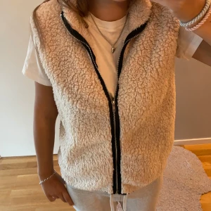 Teddy väst - Skitsnygg Teddy väst som är jättelurvig och mjuk ☺️☺️ Aldrig använd!  Storlek Xs/S