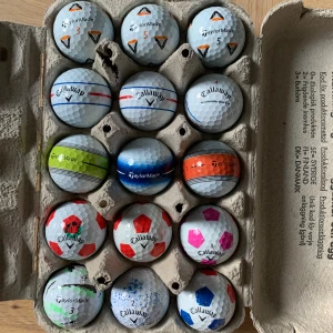 Golfbollar  - Bild 1 - Premium bollar 15 st (525 kr) Bild 2 - Bland mix A-B klass 15 st (400 kr) Bild 3 - Färgade bollar bland mix 18 st (200 kr)