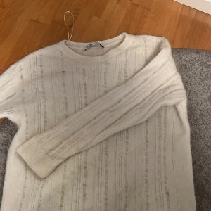 Stickad tröja zara - Stickad tröja nästan lite ”randig” tröja från zara i storlek xs-s!