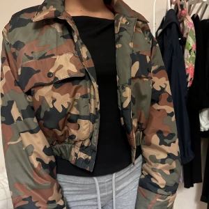 Kort jacka  - En liten militär aktig jacka. Används mest på hösten och våren. Kan kombineras med en fin svart outfit. Köptes för 350. 