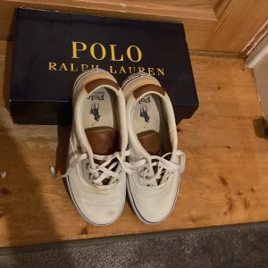Ralhp lauren skor i storlek 39 - Säljer ett par vita Ralph Lauren skor i storlek 39. Skorna är i ett hyfsat skick 7/10 med lite små fläckar här och där. Pris kan diskuteras 