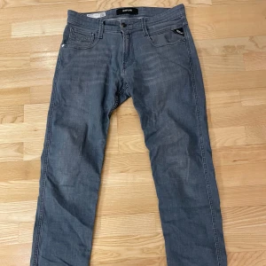 Replay anbass - Tja säljer nu dessa feta replay jeans i storlek W29 L32! 10/10 skick, ser helt oanvända ut! Pris: 549kr, ej hugget i sten!