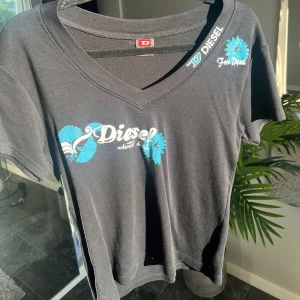 Diesel t-shirt - Diesel t-shirt med små coola tryck på. Skön och sitter bra.