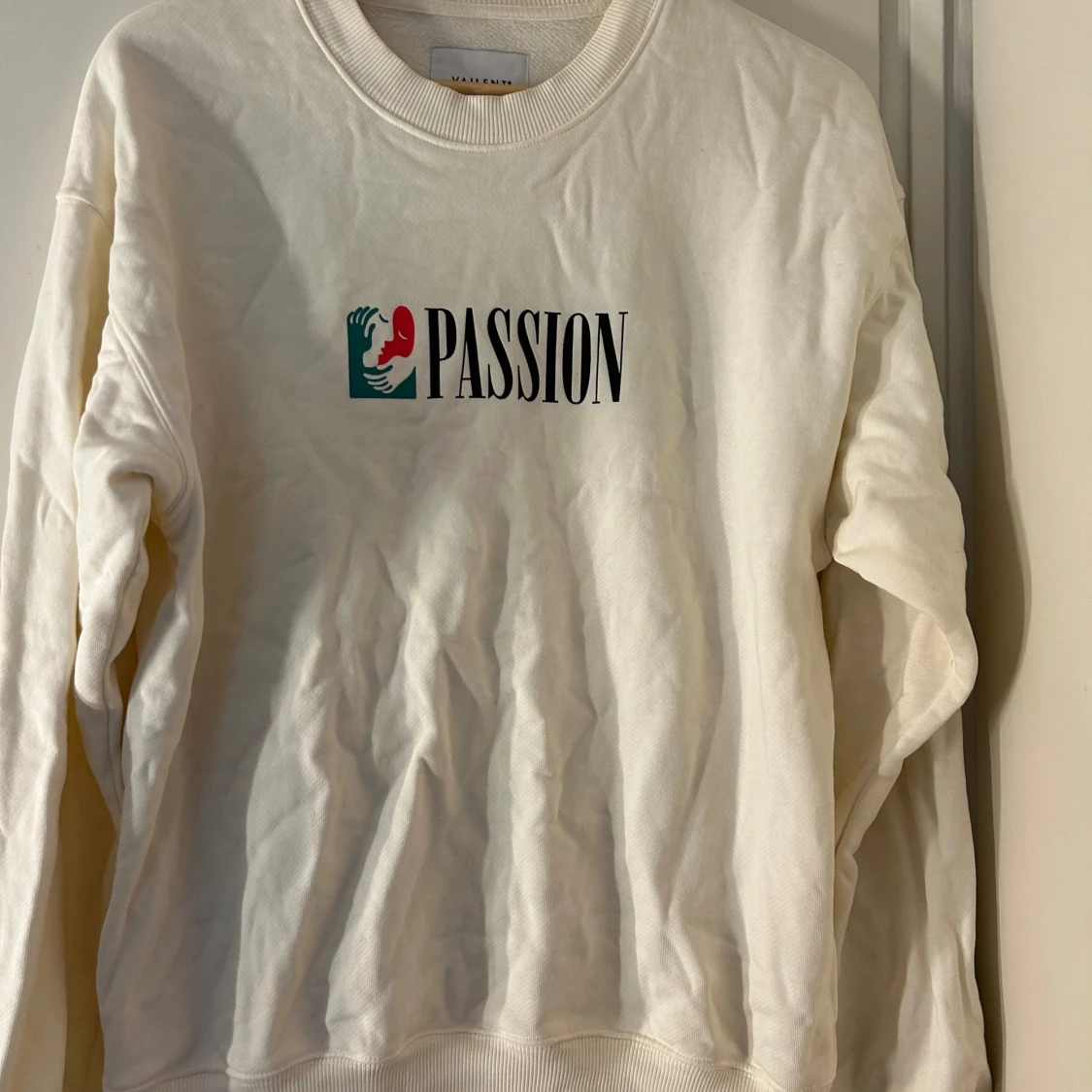 Vit sweatshirt med tryck 'PASSION'