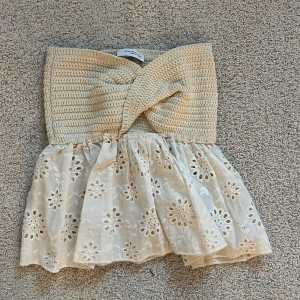 Stickad tubtopp - Stickad tubtopp från ZARA med brodering, för liten för mig