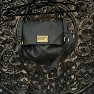 Marc Jacobs väska  valeri  - Topp skick som ny!!!! Med påse till . Brun beige grå i färgen 