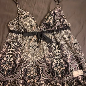 Odd molly nattlinne - Nattlinne ifrån odd molly köpt för några år sen men har används ksk 3 ggr,fint skick o inga defekter. Priset kan ändras vid snabb affär