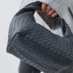 Liten väska  - Säljer denna fina väska pågrund av att jag inte använt den sen jag köpte den, aldrig använd. Prislapp kvar🫶🏻