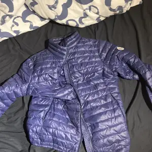 Blå moncler jacka säljer för den är för liten,pris kan diskuteras  