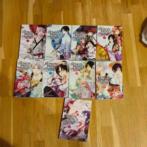 The Demon Prince of Momochi House manga - The Demon prince of momochi house vol 1+2+5+6+7+8+9+10+11 Helt utan märken, smuts och kladd. Skriv vid frågor