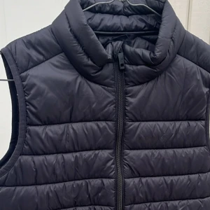 Everest väst storlek 146/152 - Väst Everest  Storlek 146/152   Hund finns i hushållet 