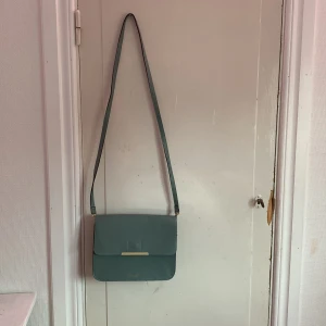 Blågrön handväska med Axelband  - 20 cm höjd, 25 cm bred