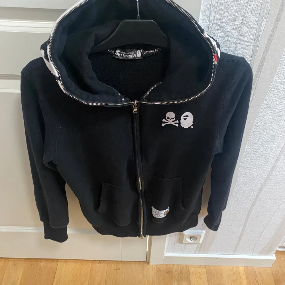 En fet bape hoodie i storlek M men sitter som Xs. Passar mig knappt som är 172. Skick 8/10, orginal förpackning och tags följer med! Det är bara att skriva vid funderingar eller liknande. Hoodies.