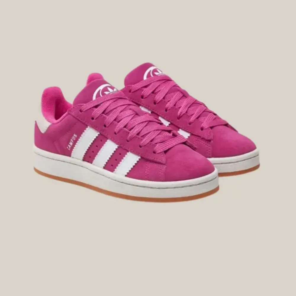 Rosa adidas campus skor i strl 38💖💖 Dom är i nyskick då jag bara har avbränt dom ett fåtal gånger för köpte dom i juli och inga defekter förekommer💖💖 Skriv för fler bilder!!. Skor.